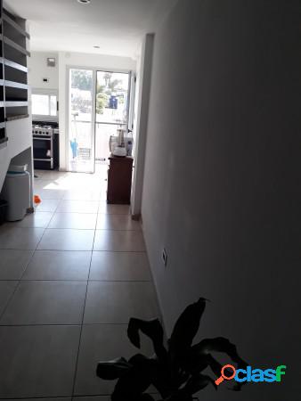 Venta Casa Tipo Duplex 2 Dormitorios, Los Hornos Calle 132 e