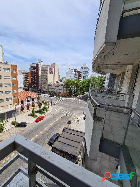 3 ambientes a la calle con balcón -Zona La Perla