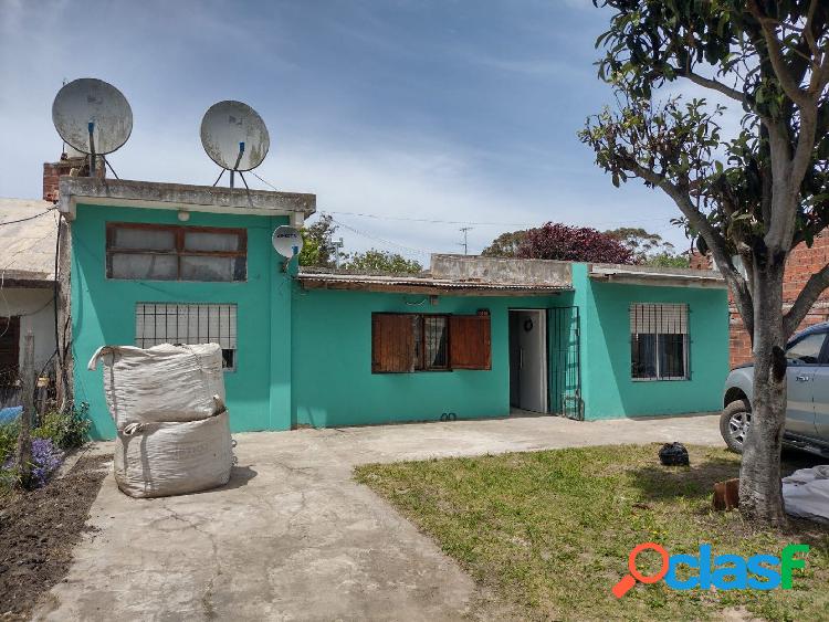 LATORRE PROP. VENDE CASA EN PARQUE PEÑA - FRENTE A LA PLAZA