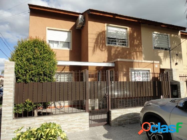 Casa de 5 ambientes con Piscina en Barrio Democracia, Ciudad