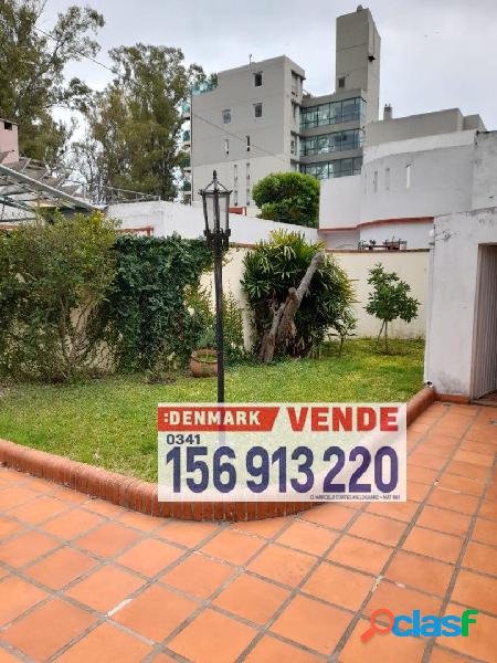 VENTA CASA AL FRENTE PLANTA BAJA CON COCHERA Y PATIO AMPLIO