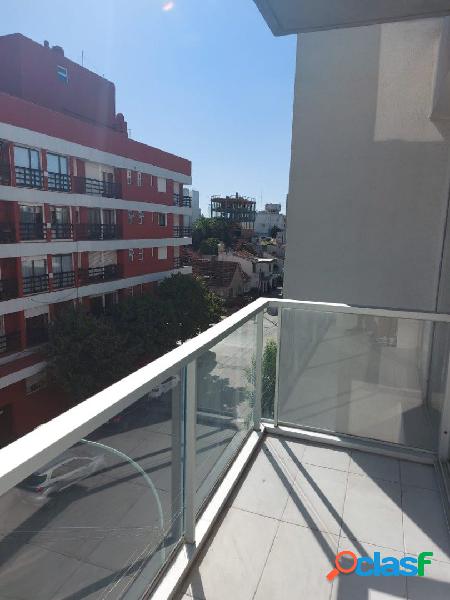 Semipiso de 2 ambientes a la calle con balcon, a estrenar,