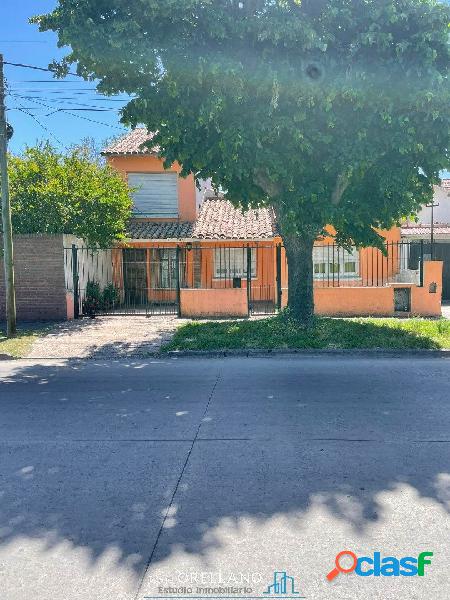 VENTA DE CASA SOBRE LOTE PROPIO DE 333m2 CON PARQUE Y