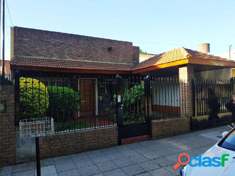 excelente casa 5 ambientes.- VENTA