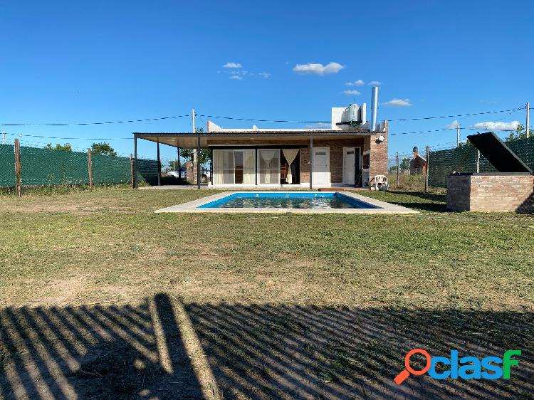 CASA 2 DORMITORIOS CON PILETA EN ROLDAN - LOTE 517m2