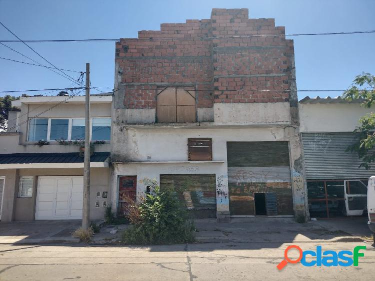 LATORRE PROP. VENDE GALPON DE 300 M2 EN DOS PLANTAS - ZONA