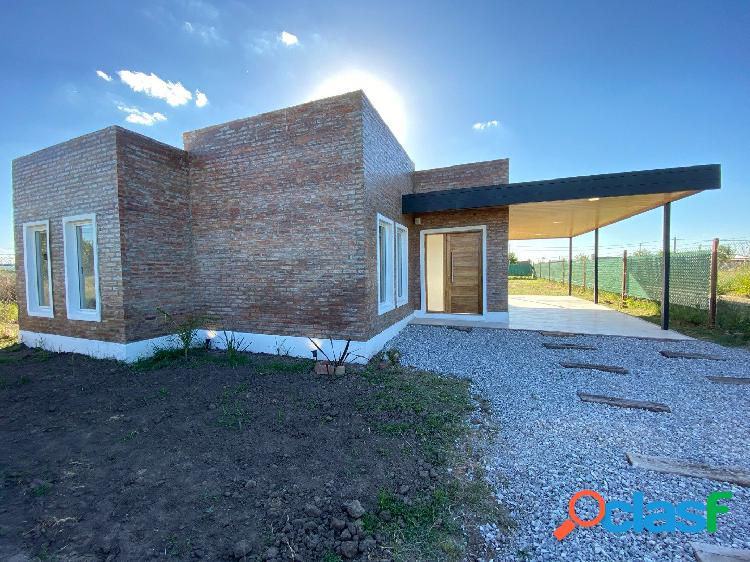 VENTA - A ESTRENAR - CASA DE 2 DORMITORIOS - CON PILETA -