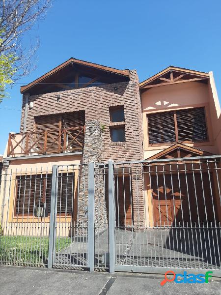 Excelente chalet con amplio parque y quincho.