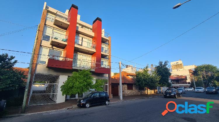 1 Ambiente a la calle frente a la Plaza Guemes, con cochera