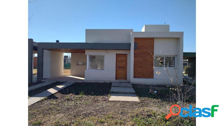 VENDO CASA 2 DORMITORIOS A ESTRENAR - ROLDAN