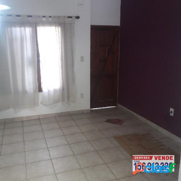 VENTA CASA 3 DORMITORIOS COCHERA PATIO CON CESPED (GUTEMBERG