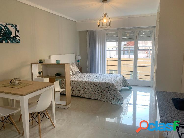 DEPARTAMENTO DE UN AMBIENTE EXTERNO CON BALCÓN