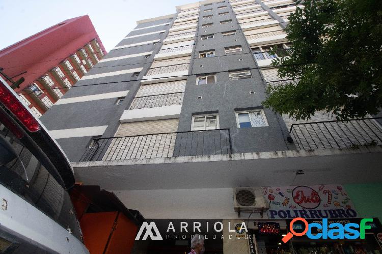 Departamento de 2 ambientes a la calle, con balcón