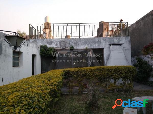 Casa en venta, destacada ubicación, ideal para modernizar