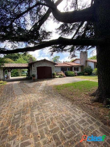 CONFORTABLE CASA EN ZONA NORTE DE LA CIUDAD. DESARROLLADA EN