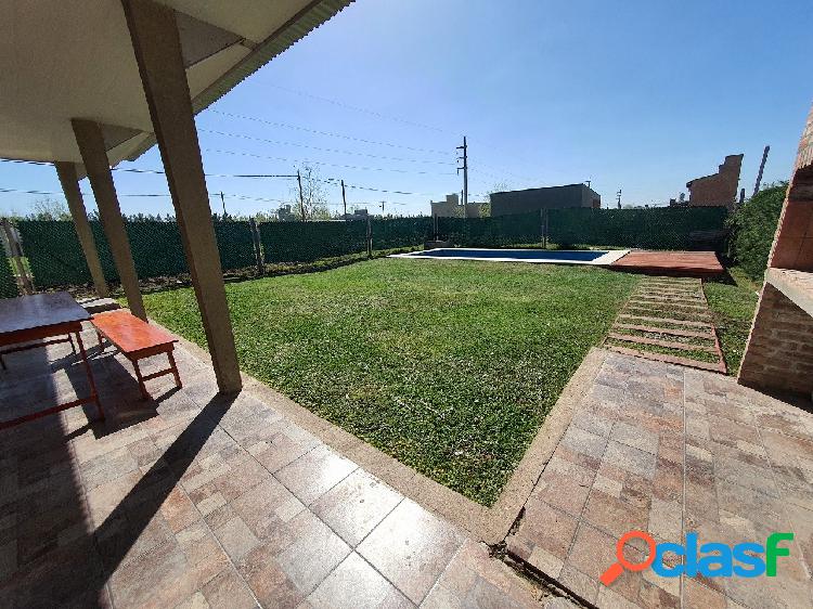 VENTA CASA CON PILETA EN ROLDAN - 2 DORMITORIOS