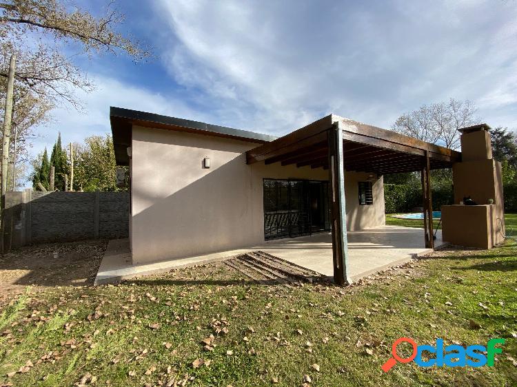 VENTA CASA EN ROLDAN 1 DORMITORIO AMPLIO JARDIN Y PILETA