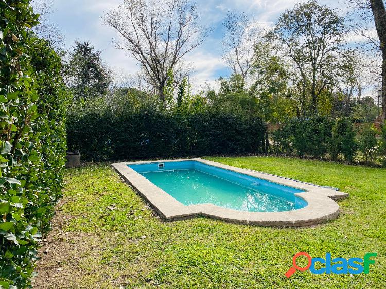 VENTA CASA EN ROLDAN CON AMPLIO JARDIN FORESTADO Y PILETA