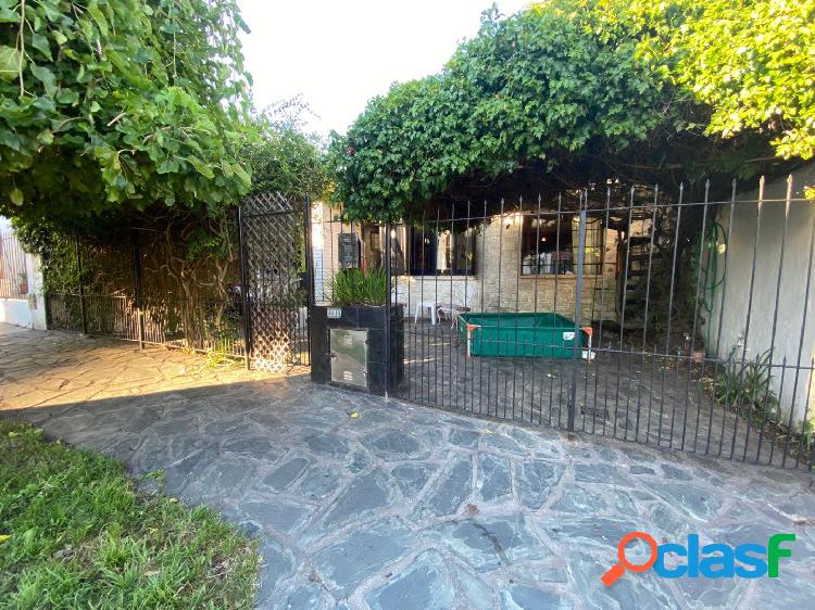 Chalet 4 ambientes con garage y parque en Quintana y Mitre