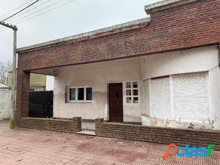 CASA EN VENTA - Av. Del Valle e/ C y D