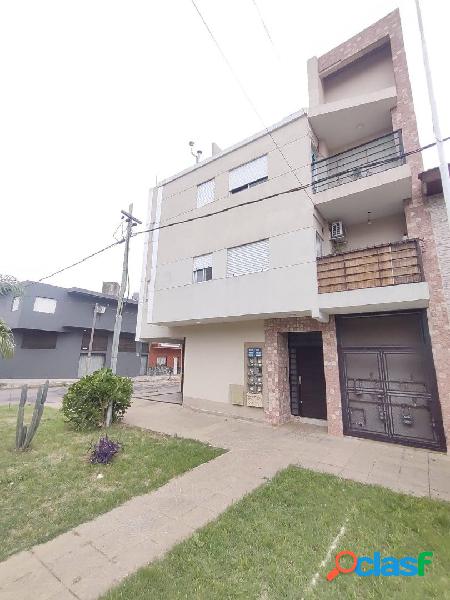 VENTA. Dpto 2 ambientes. Con cochera y terraza. LOMAS DEL