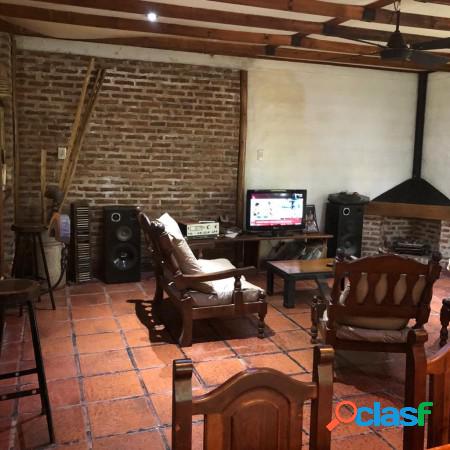 Casa en Venta. 3 dormitorios con cochera, parque y pileta.