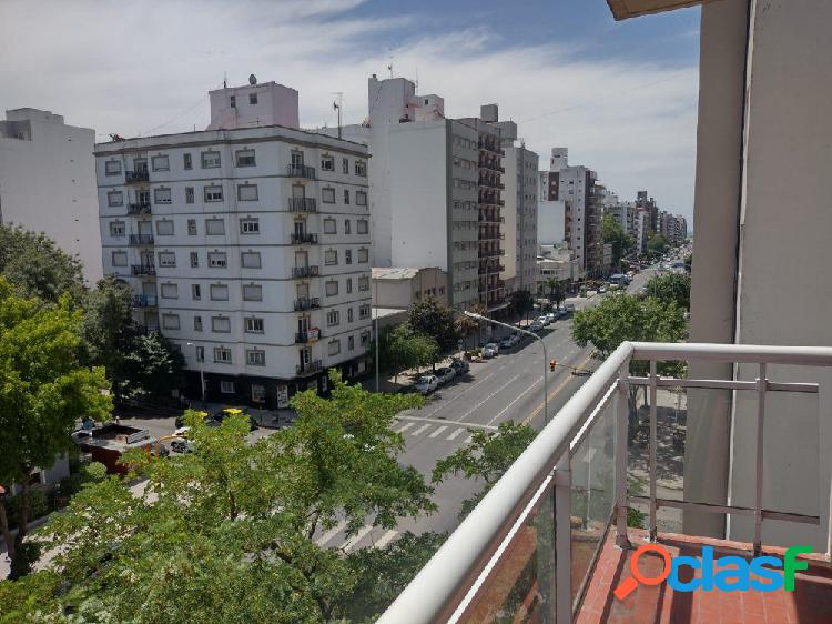 UN AMBIENTE A LA CALLE CON BALCON