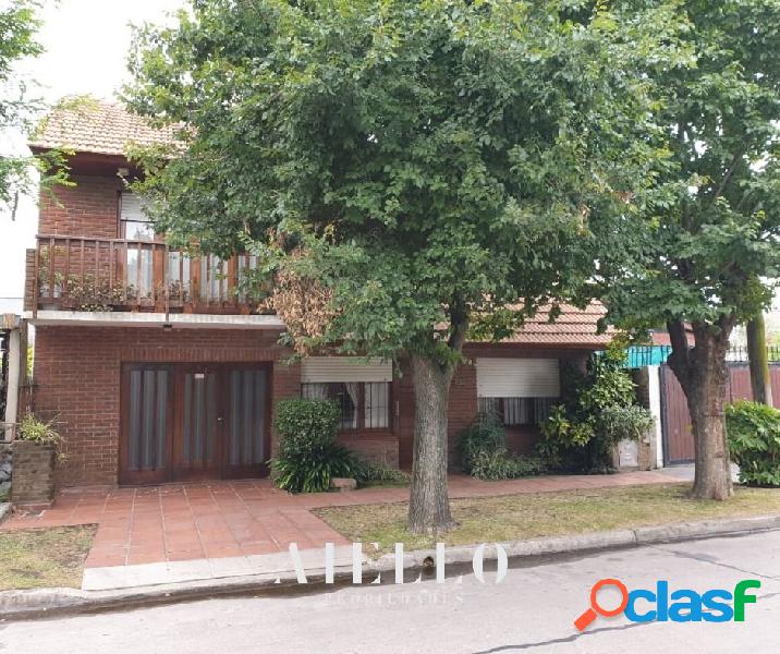 Chalet 5 amb. Garage. Parque. Perla norte. U$S 220000