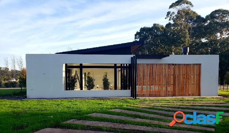 CASA DE DISEÑO MODERNO A ESTRENAR EN BARRIO LAS PRUNAS