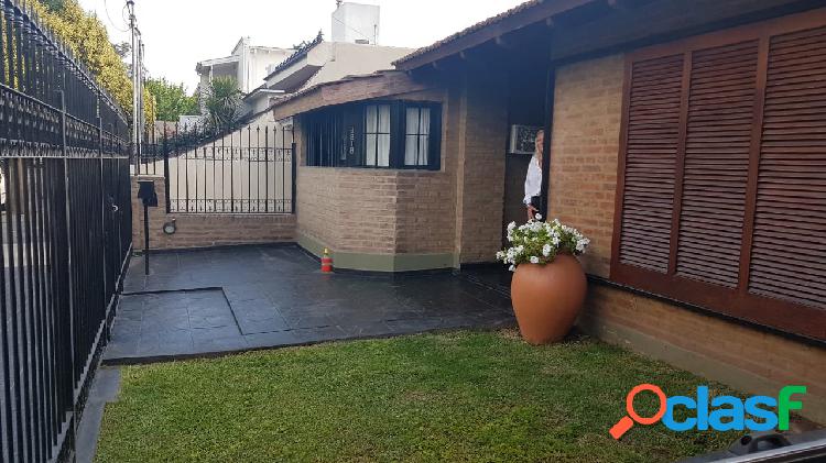 Casa en Barrio Jardín excelente ubicación a una cuadra del