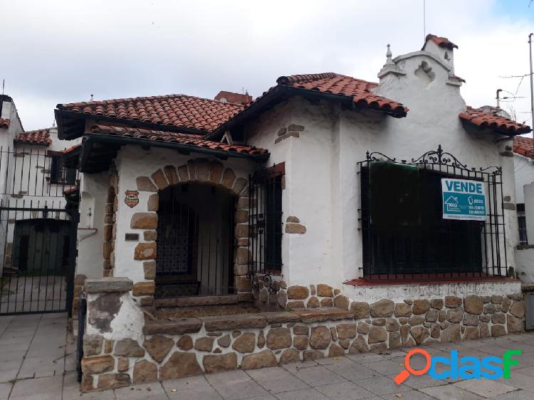 Chalet en Venta. 6 Amb. 5 Dor. 225 M2.