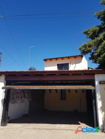 Casa esquina de dos plantas se alquila en Barrio Ameghino