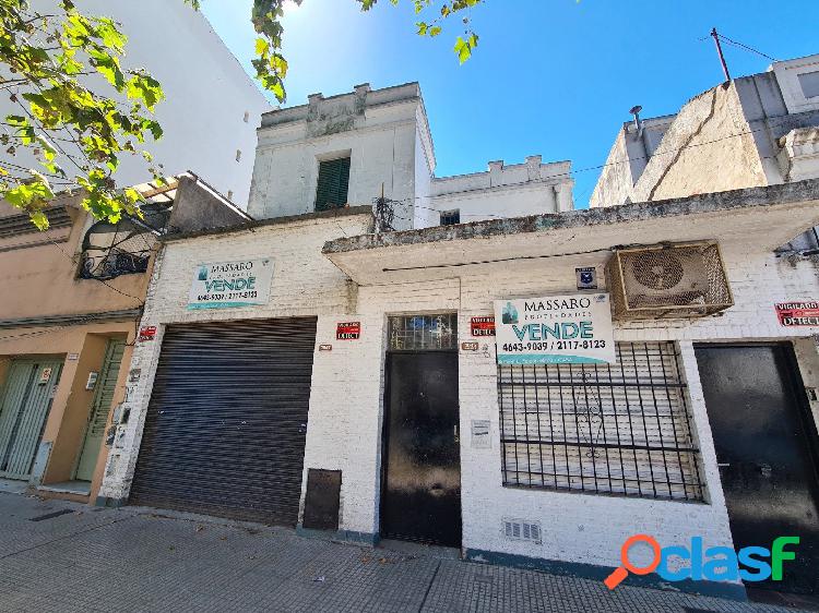 Casa ex municipal sobre lote de 8.66x12.70 en foco comercial