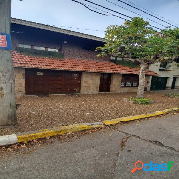 Chalet 4 ambientes con garage en Jujuy y Avellaneda