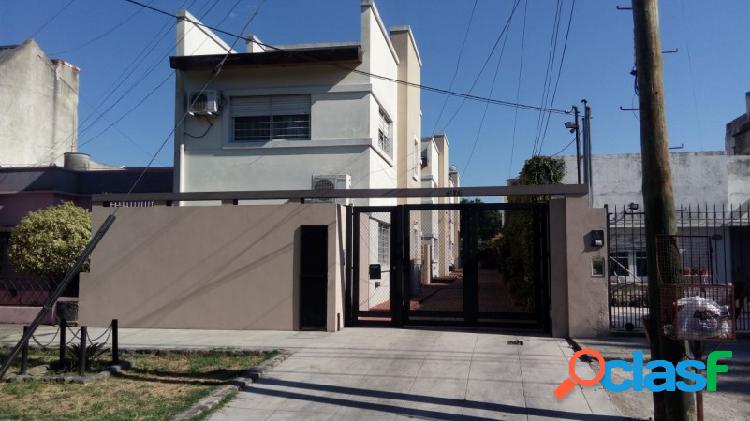 Dpto ph tipo Casa 3 amb con patio y garage, ubicado en