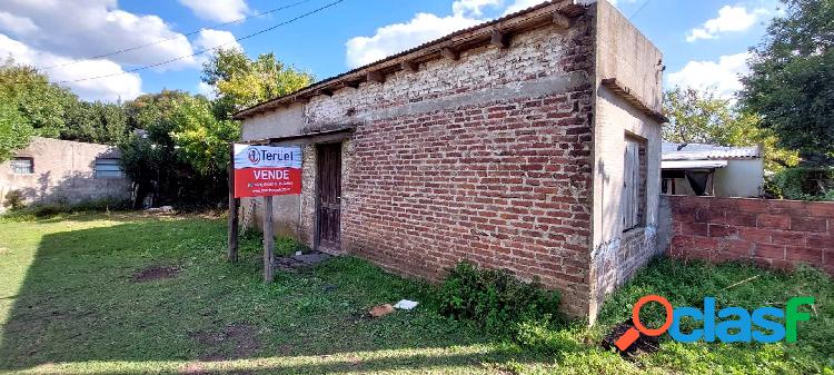 Se vende en Otamendi lindo lote con casita a reciclar.