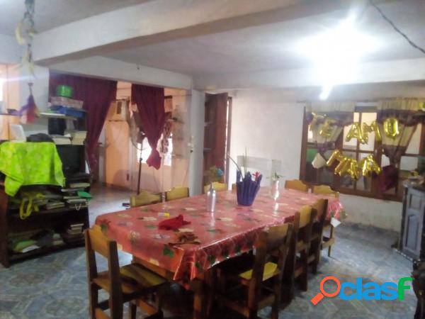 VENDE CASA CON LOSA Y LOCAL