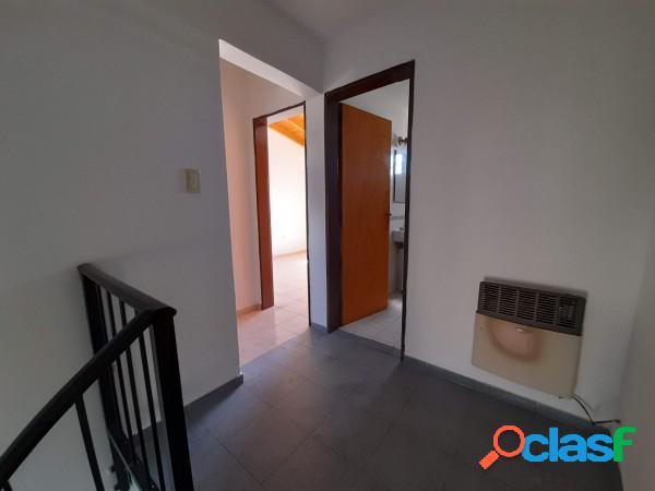 VILLA ASPACIA: ALQUILO DUPLEX DE 2 DORMITORIOS, CON COCHERA