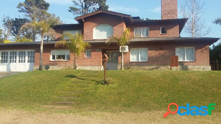 Chalet en dos plantas de 4 dorm, doble garaje, dependencias,