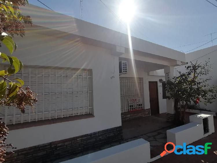 SE VENDE HERMOSA CASA con depto EN LUJAN ZONA HOSPITAL.