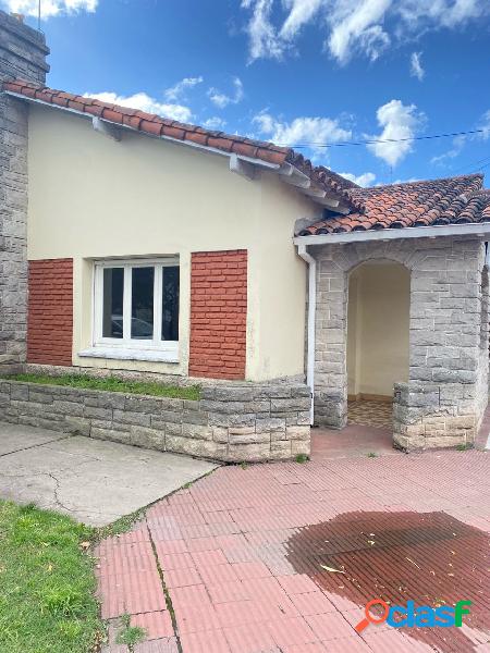 VENTA! ￼ Casa de tres ambientes. Con losa para edificar,