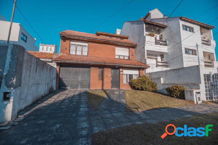 Venta Casa 5 ambientes con cochera y pileta