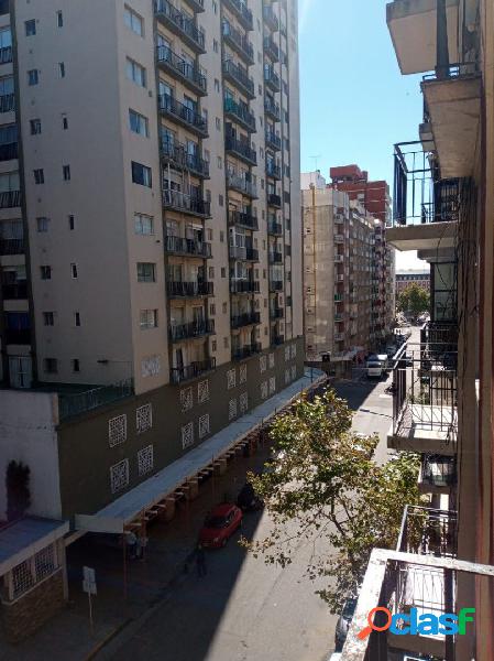 Semipiso 3 Ambientes a la calle con balcon y dependencia de
