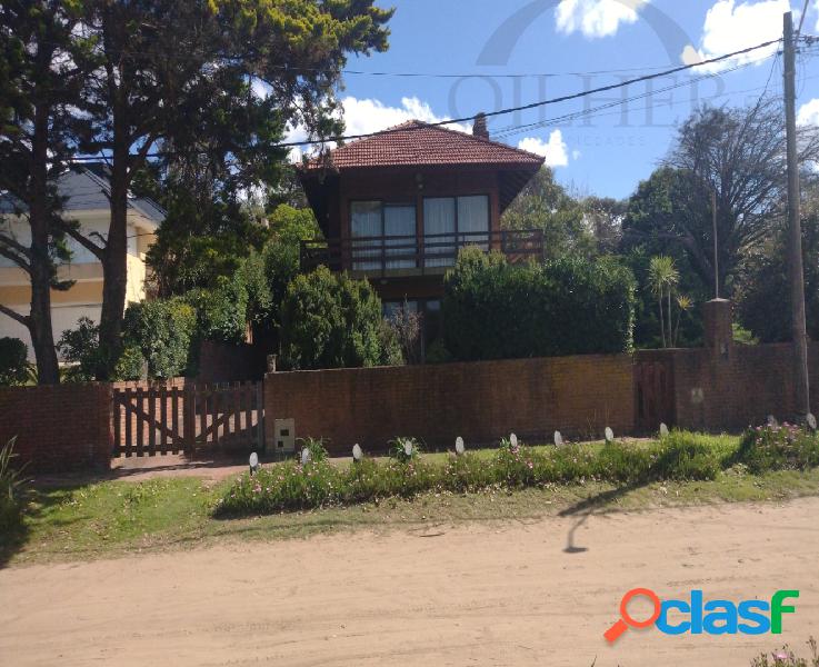 Venta, tradicional chalet, Villa Gesell norte, 100 mts del