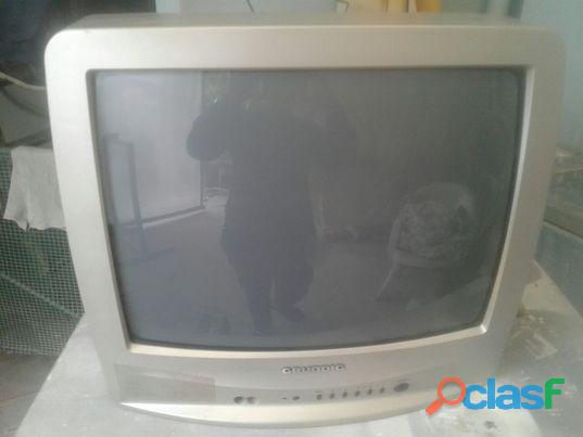 Televisor Grundig de 20” convencional con control remoto