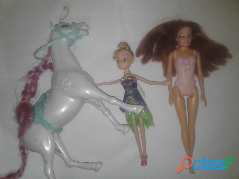 3 juguetes muñeca campanita, Muñeca Barbie, y unicornio en