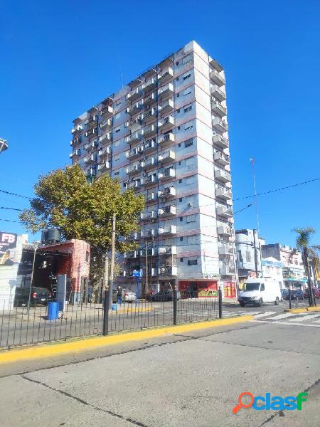 AMBIENTE AL FRENTE CON BALCON