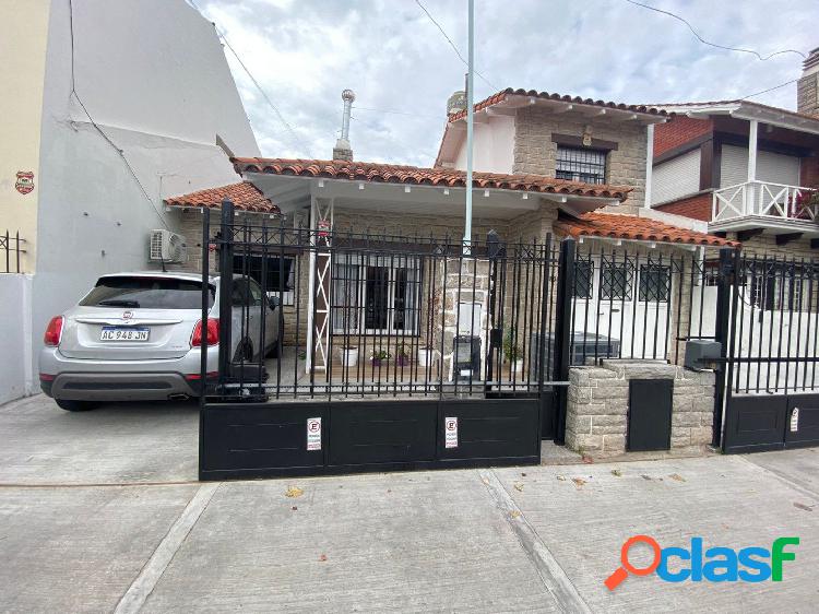 Chalet 5 ambientes con garage en Alvear y Garay