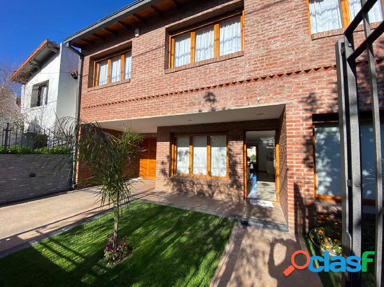 Chalet 5 ambientes en venta. Barrio Santa Monica.