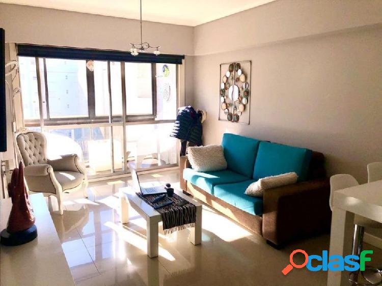 Departamento reciclado | Balcón y Cochera | Plaza Colón